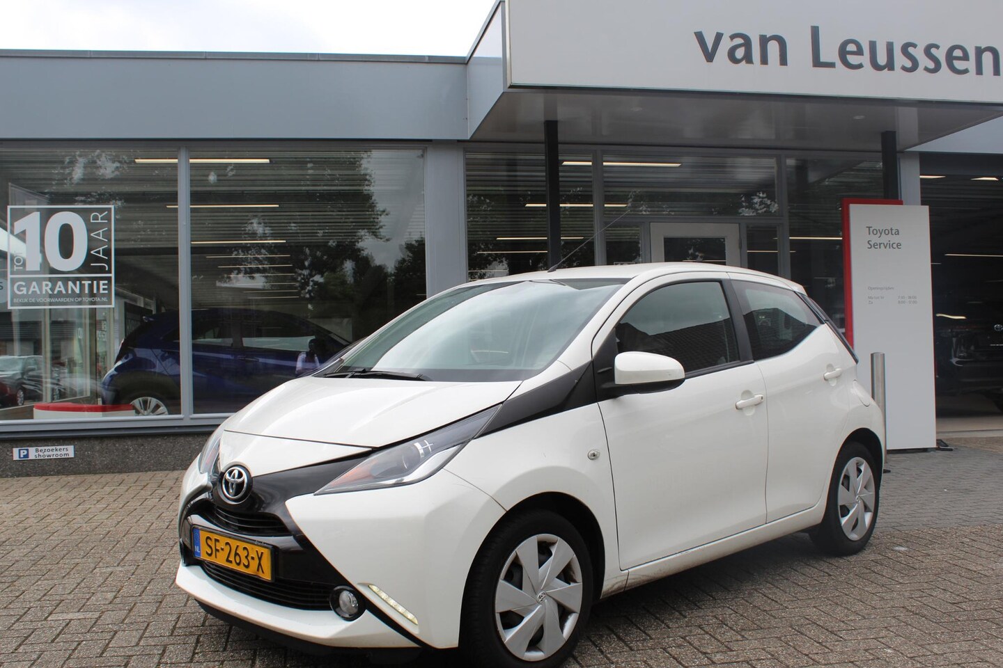 Toyota Aygo X - X-PLAY 5-DEURS CAMERA AIRCO EL-RAMEN - AutoWereld.nl