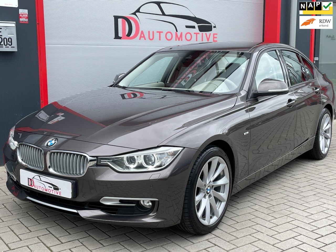 BMW 3-serie - 328i Upgrade Edition AUT/LANE/NAVI/CLIMA/PDC/WEINIG KM! - AutoWereld.nl