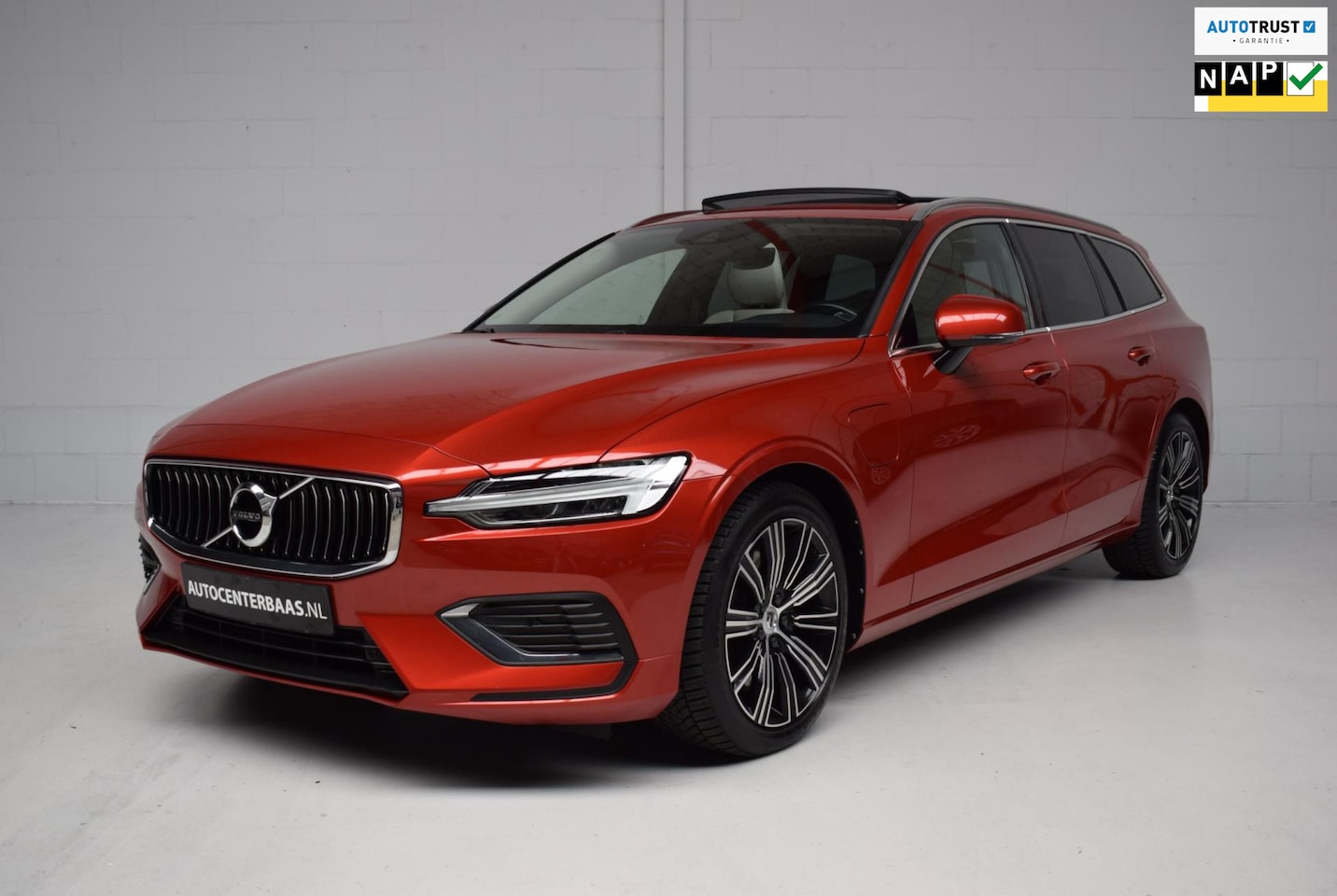 Volvo V60 - 2.0 T8 Twin Engine AWD Inscription LEER / PANORAMADAK / EL.TREKHAAK / CAMERA / HEAD-UP - AutoWereld.nl