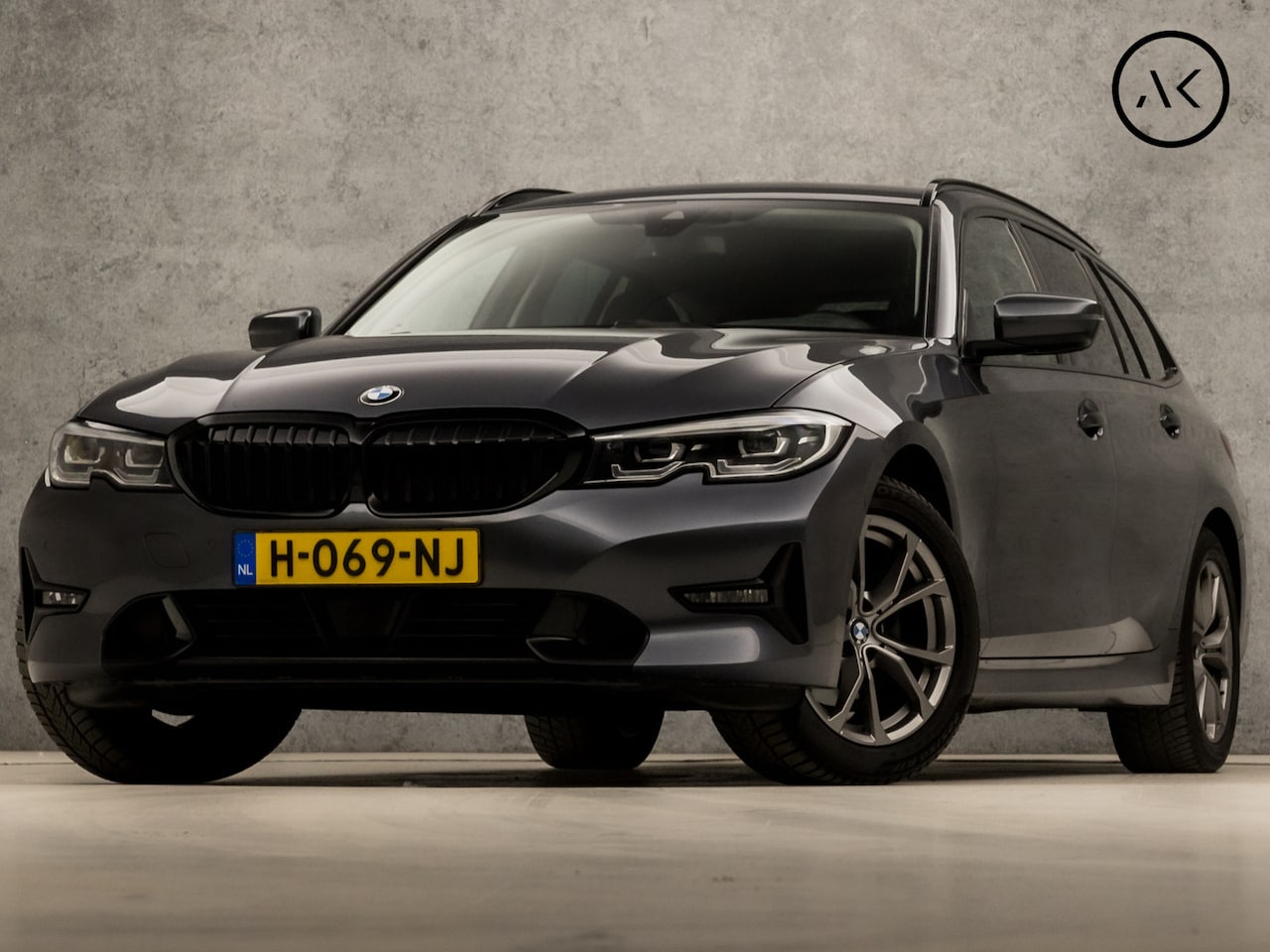 BMW 3-serie Touring - 320i Sportline Shadow 184Pk Automaat (APPLE CARPLAY, GROOT NAVI, CAMERA, LEDER, ADAPTIVE C - AutoWereld.nl