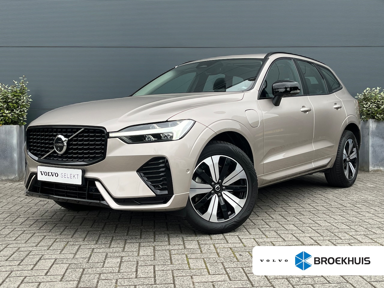Volvo XC60 - 2.0 T6 Plug-in hybrid AWD Plus Dark | Google | Trekhaak | 360 Camera | Leder | - AutoWereld.nl