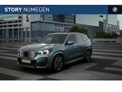 BMW iX1 - eDrive20 High Executive M Sport / Panoramadak / Trekhaak / Sportstoelen / M Adaptief onder
