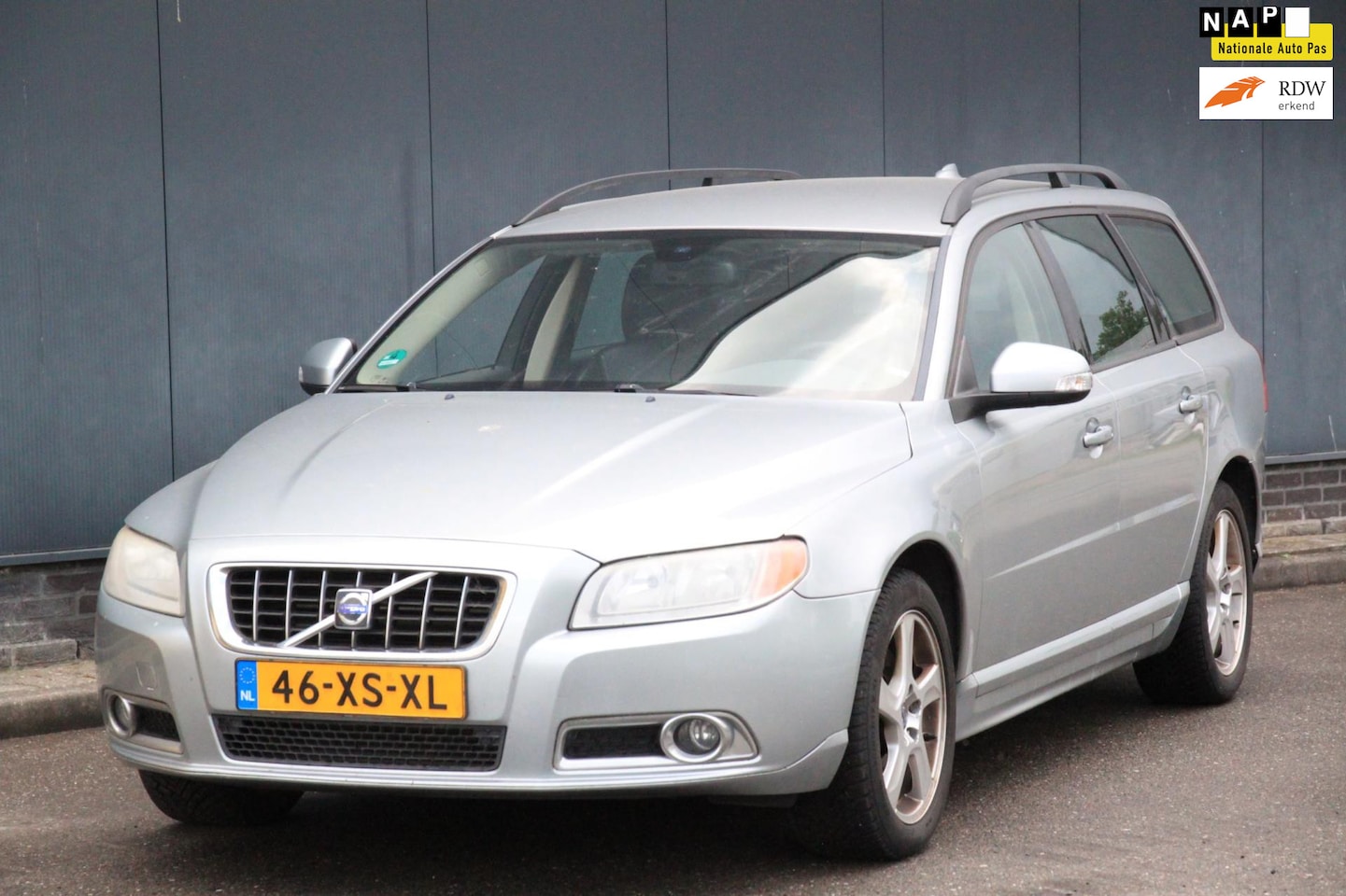 Volvo V70 - 2.5T Momentum Leer/Parkeersensor/Trekhaak - AutoWereld.nl