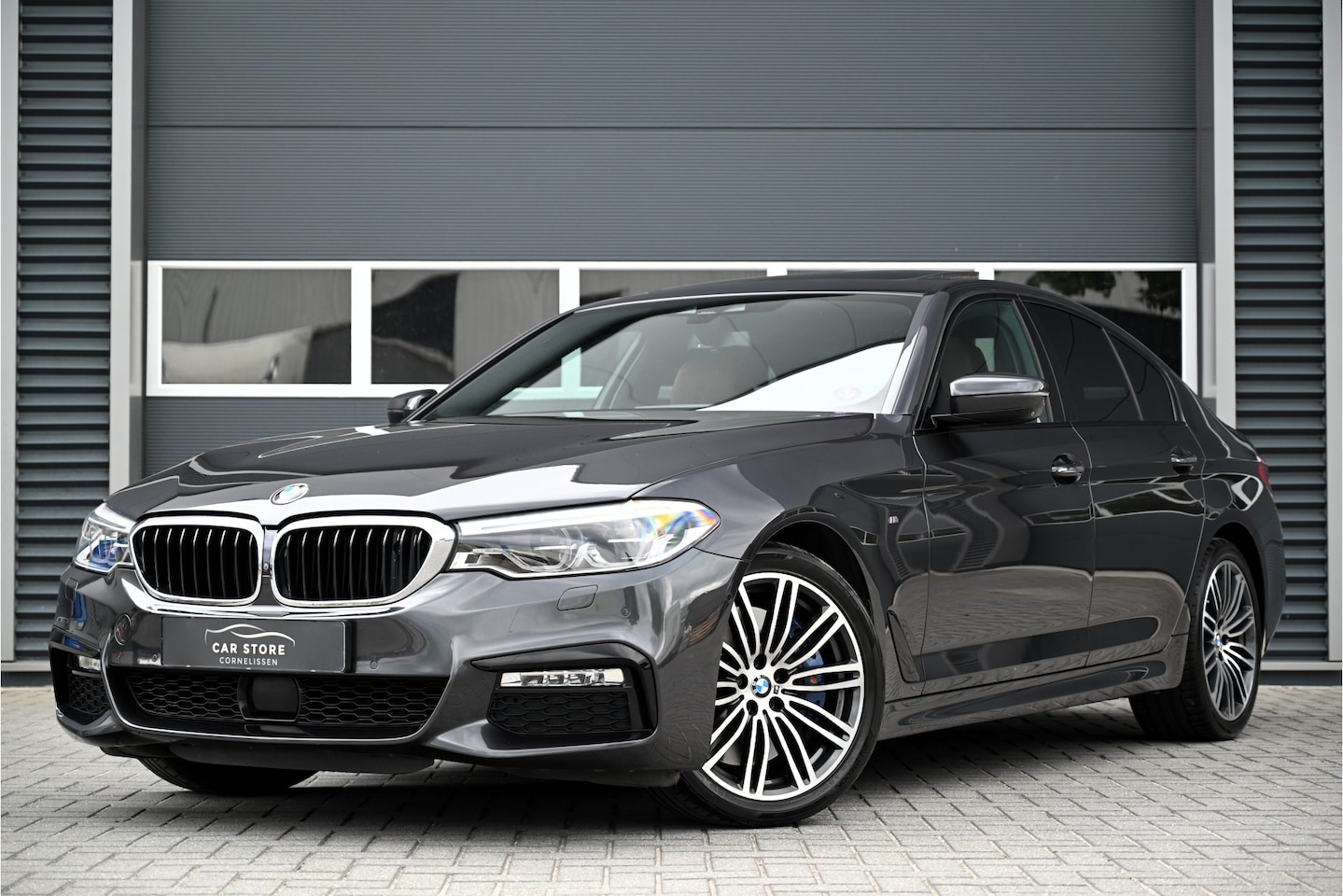 BMW 5-serie - 540i M-SPORT / SCHUIFDAK / HARMAN KARDON / HUD / MASSAGE / NACHTZICHT / DISPLAY KEY / FULL - AutoWereld.nl
