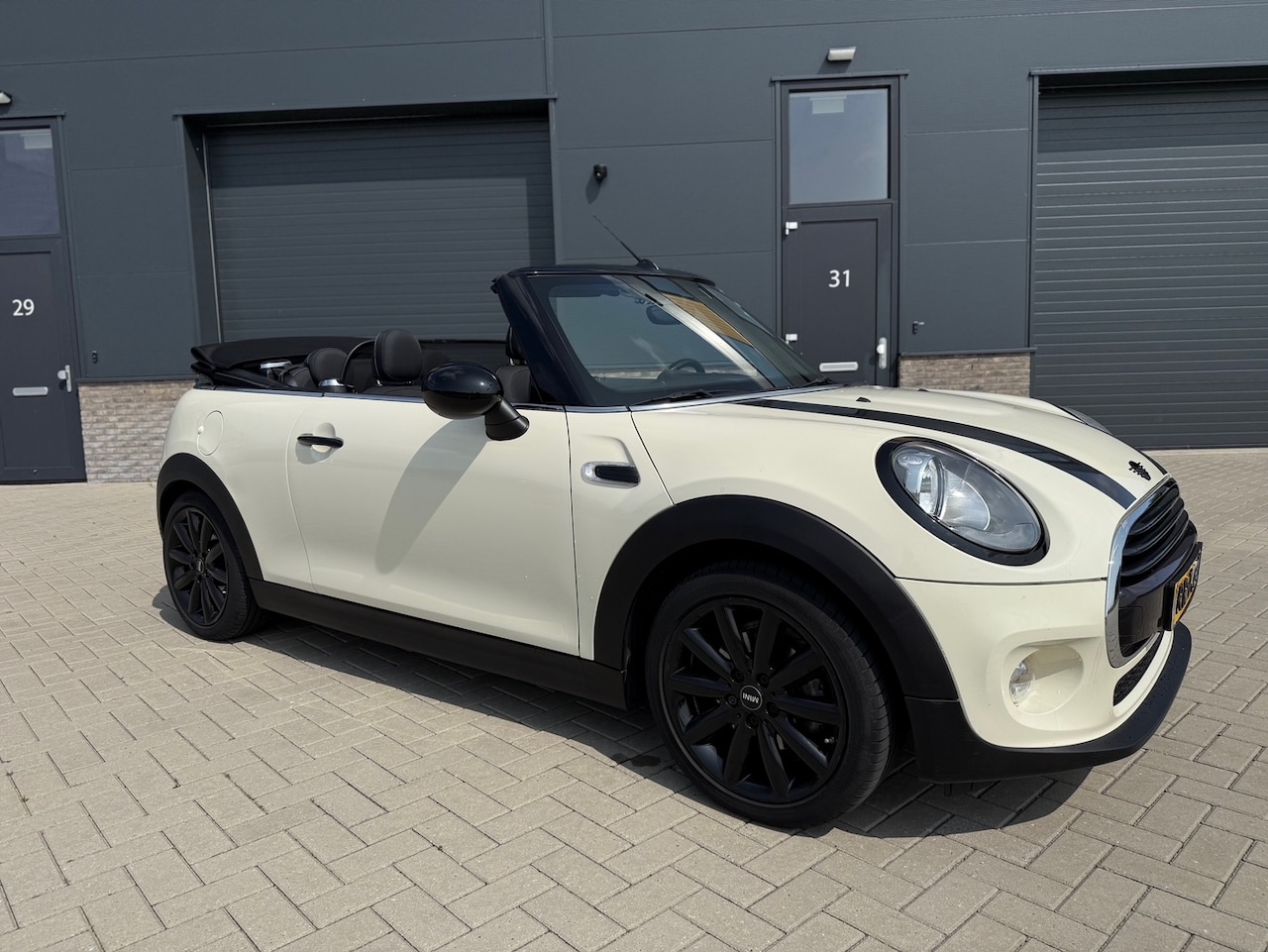 MINI Cabrio - Mini 1.5 Cooper Business Navigatie / NL Auto / Windscherm - AutoWereld.nl