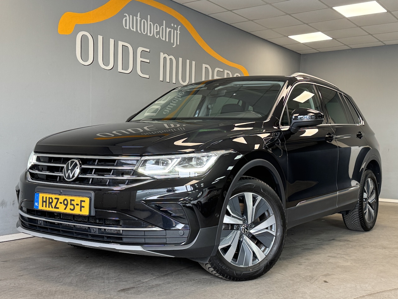 Volkswagen Tiguan - 1.4 TSI eHybrid Business+ 360° Camera/Trekhaak/Navi/Panoramadak - AutoWereld.nl
