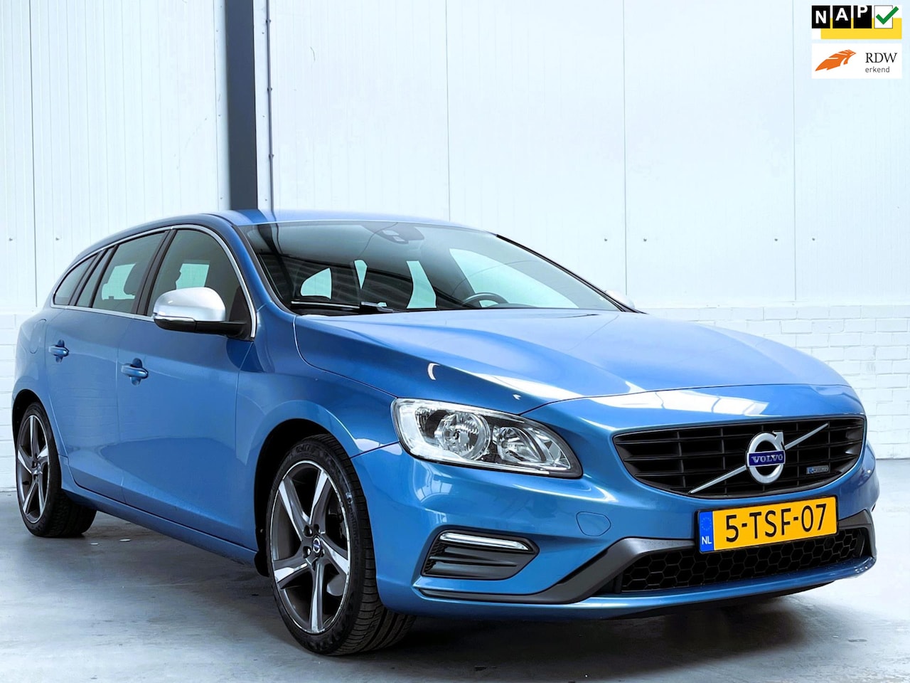 Volvo V60 - 1.6 T3 R-Design Trekhaak| Dealer O.H. - AutoWereld.nl