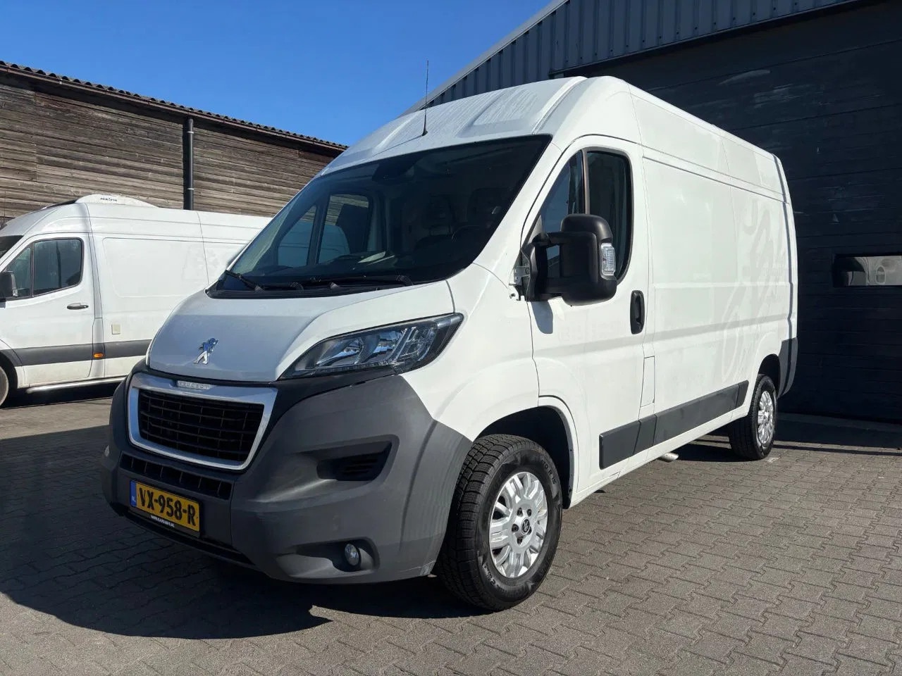 Peugeot Boxer - 2.2 BLue HDI L2 H2 Airco Cruisecontrol Navi Camera Trekhaak - AutoWereld.nl