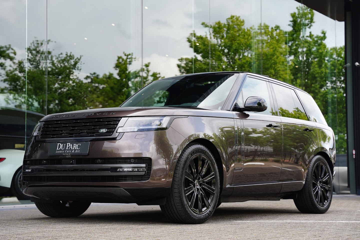 Land Rover Range Rover - P 550 E Autobiography SVO Tourmaline Brown NU BINNEN - AutoWereld.nl