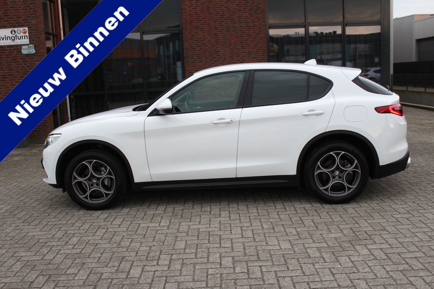 Alfa Romeo Stelvio - 2.0 T AWD Super Navi-Xenon-Leder-Memory-Camera-Afn. Trekhaak 16.000 KM !! - AutoWereld.nl