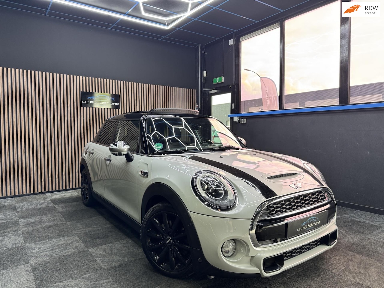MINI Cooper S - Mini 2.0 Chili Serious Business John Works pakket 1e Eig pano headup navi leder Voll optie - AutoWereld.nl
