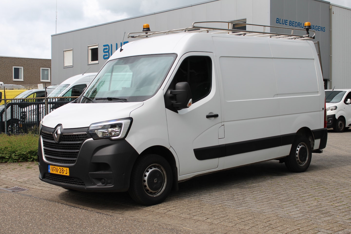 Renault Master - T35 2.3 dCi 135PK Euro6 L2H2 ✓ 3-zits ✓ imperiaal ✓ trekhaak ✓ camera ✓ airco - AutoWereld.nl