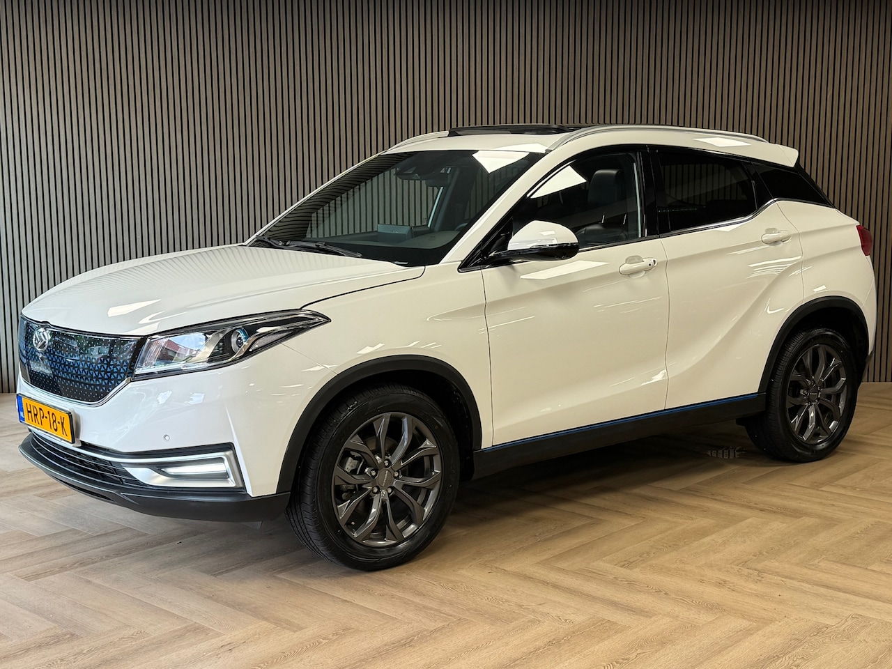 Seres 3 - 52kWh AUT. PANORAMADAK CAMERA 360° KEYLESS NAVIGATIE DRIVING ASSISTANCE LEDER AIRCO PDC US - AutoWereld.nl
