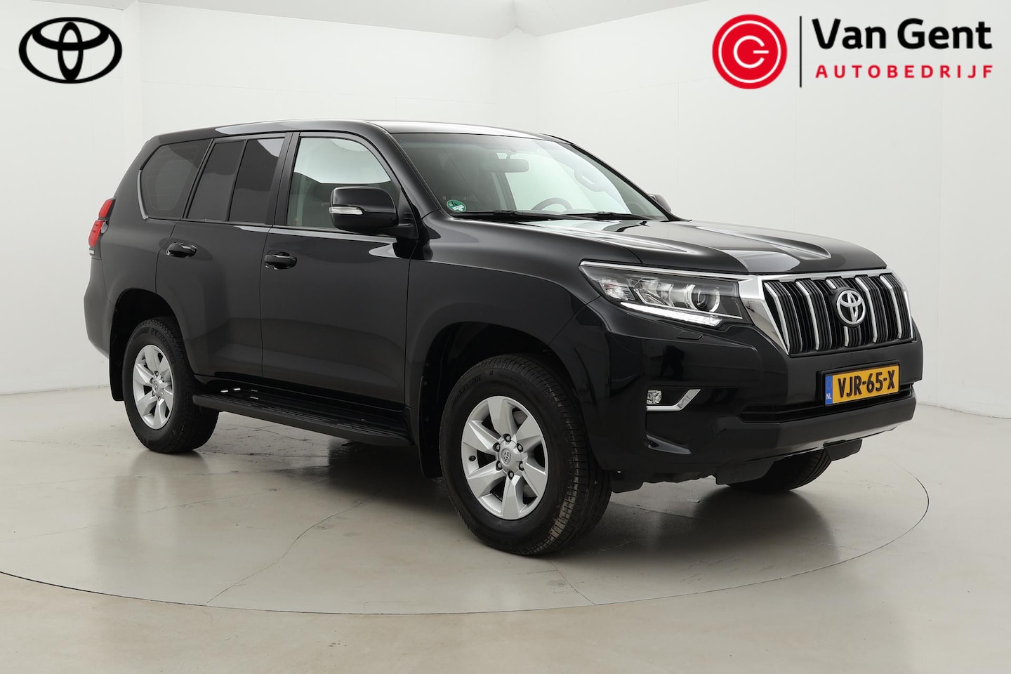 Toyota Land Cruiser Challenger - 2.8 D-4D-F Window Van | Trekhaak | Navigatie | Leder | Stoelverwarming |LED | Keyless - AutoWereld.nl