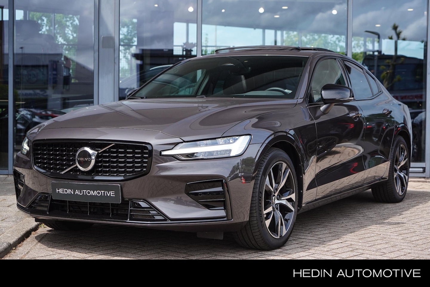 Volvo S60 - 2.0 B4 Plus Dark | Panoramadak | Harman/ Kardon | Pilot Assist | Park Assist - AutoWereld.nl