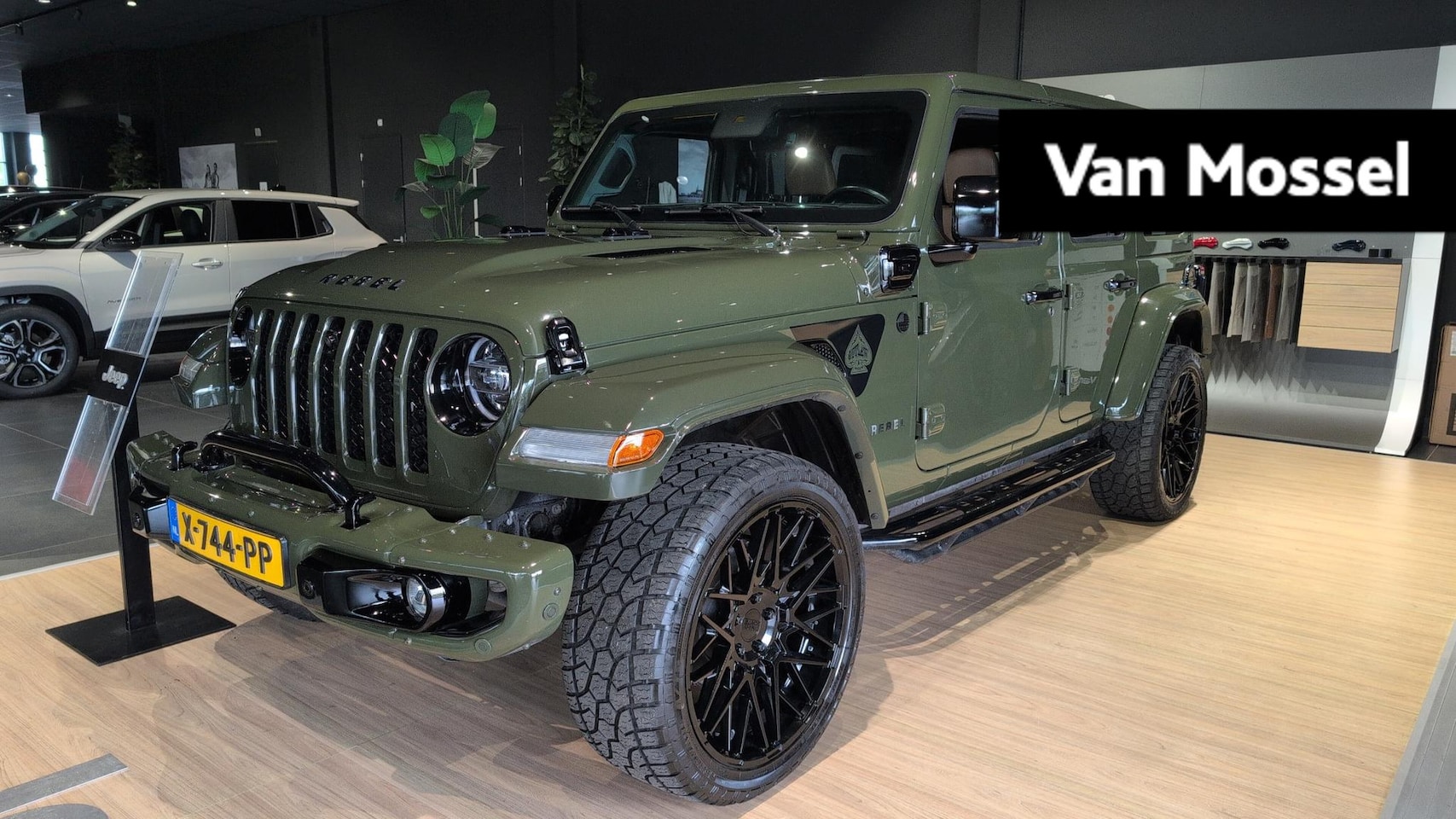Jeep Wrangler Unlimited - 4xe 380 Sahara | Rebel Outlaw | 22'' LM Velgen | Custom lederen interieur | - AutoWereld.nl