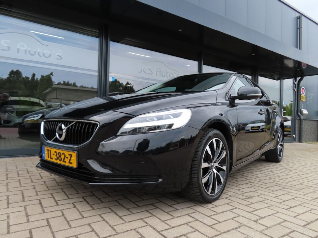 Volvo V40 - 2.0 T3 Dynamic Edition Ecc Led Navi Pano Pdc 2018 - AutoWereld.nl