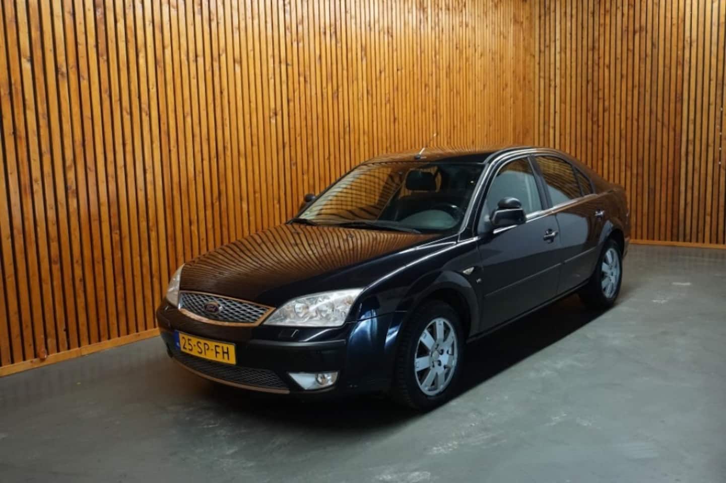 Ford Mondeo - HB 2.5 V6 170PK PLATINUM AUTOMAAT/ APK 12-2025 - AutoWereld.nl