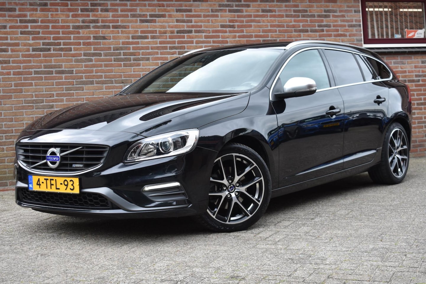 Volvo V60 - 1.6 T3 R-Design '14 Xenon Clima Navi Cruise Inruil mogelijk - AutoWereld.nl