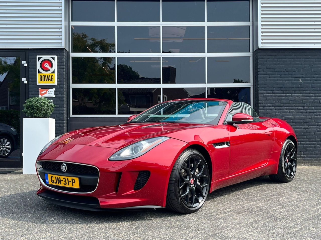 Jaguar F-type - 3.0 V6 Convertible 3.0 V6 Convertible, Automaat, Bluetooth, Cruise, Meridian, Bordello Red - AutoWereld.nl