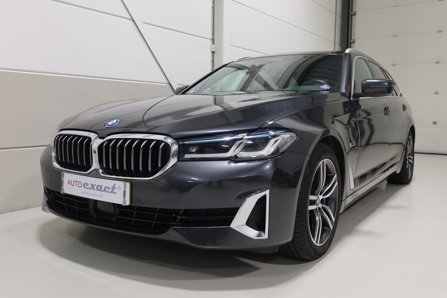 BMW 5-serie Touring - 530e High Executive I Active Cruise I Comfortstoelen I org NL I full options - AutoWereld.nl