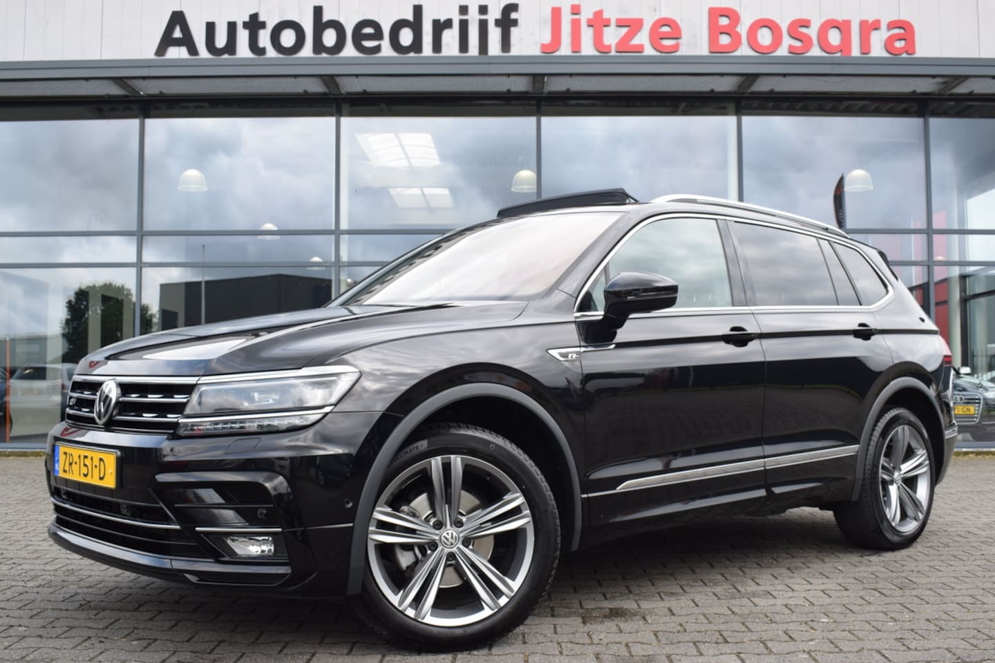 Volkswagen Tiguan Allspace - 1.5 TSi Automaat Highline R-Line LED | Panoramadak | Carplay | Camera | Trekhaak | Virtual - AutoWereld.nl