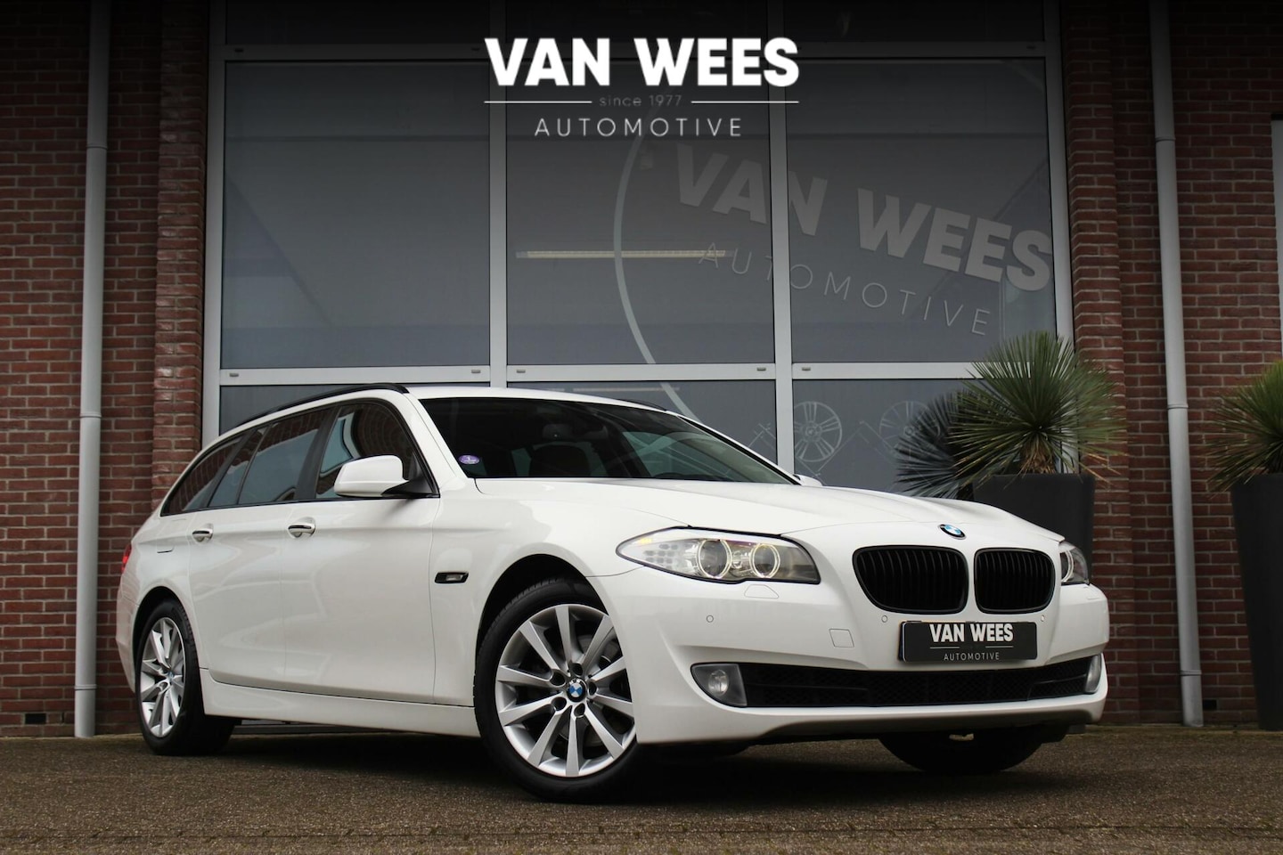 BMW 5-serie Touring - 520i F11 High Executive | NL auto | Leer | Navi | 18 inch | Xenon | NAP | Cruise-control | - AutoWereld.nl