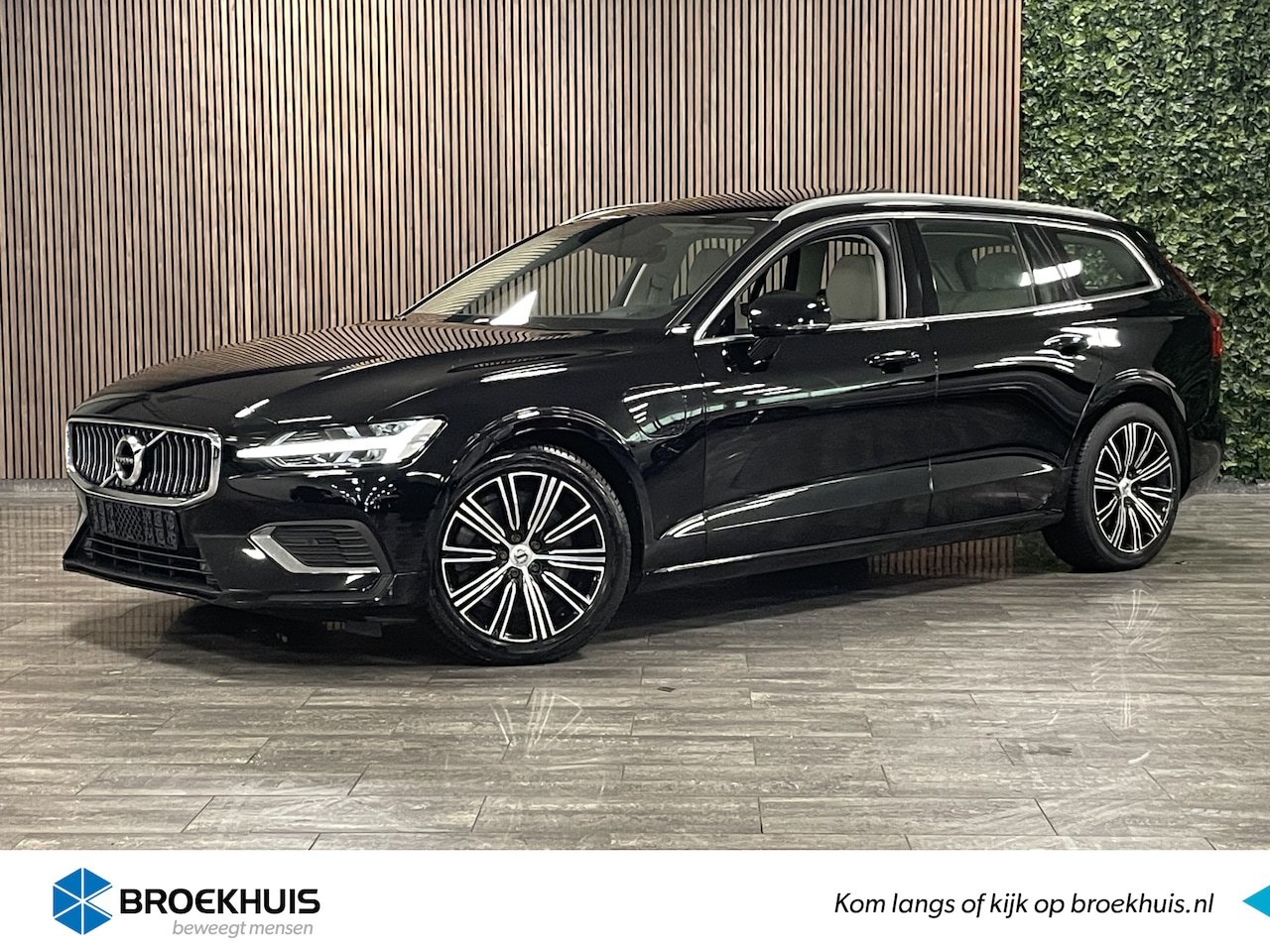 Volvo V60 - T6 AWD Recharge Inscription | Schuifdak | Trekhaak | Stoel en Stuurwielverwarming | Parkee - AutoWereld.nl