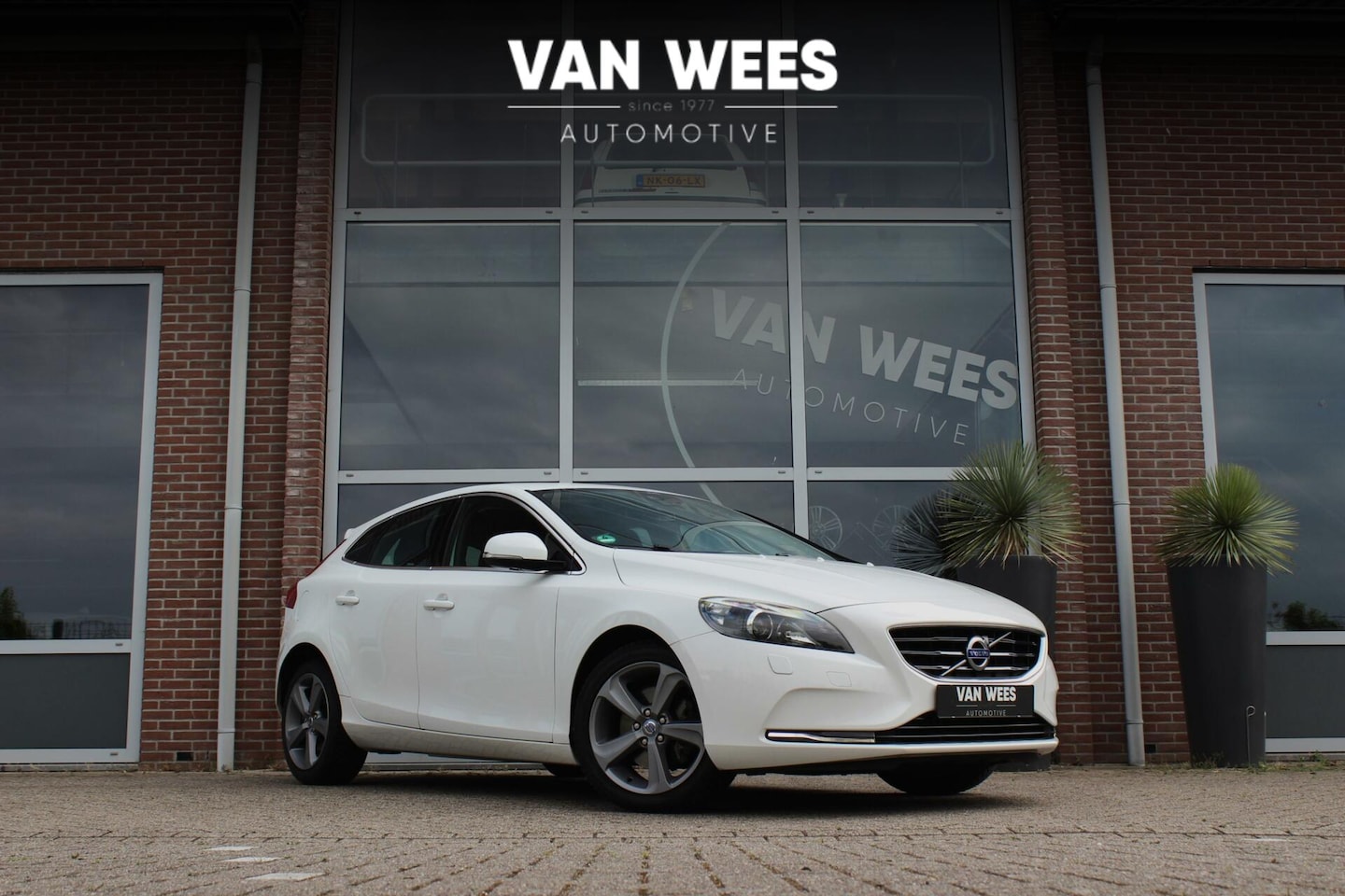 Volvo V40 - 1.6 T4 Momentum | 185 pk | 2e eigenaar | Origineel | Camera | Xenon | Navi | 17 inch | PDC - AutoWereld.nl