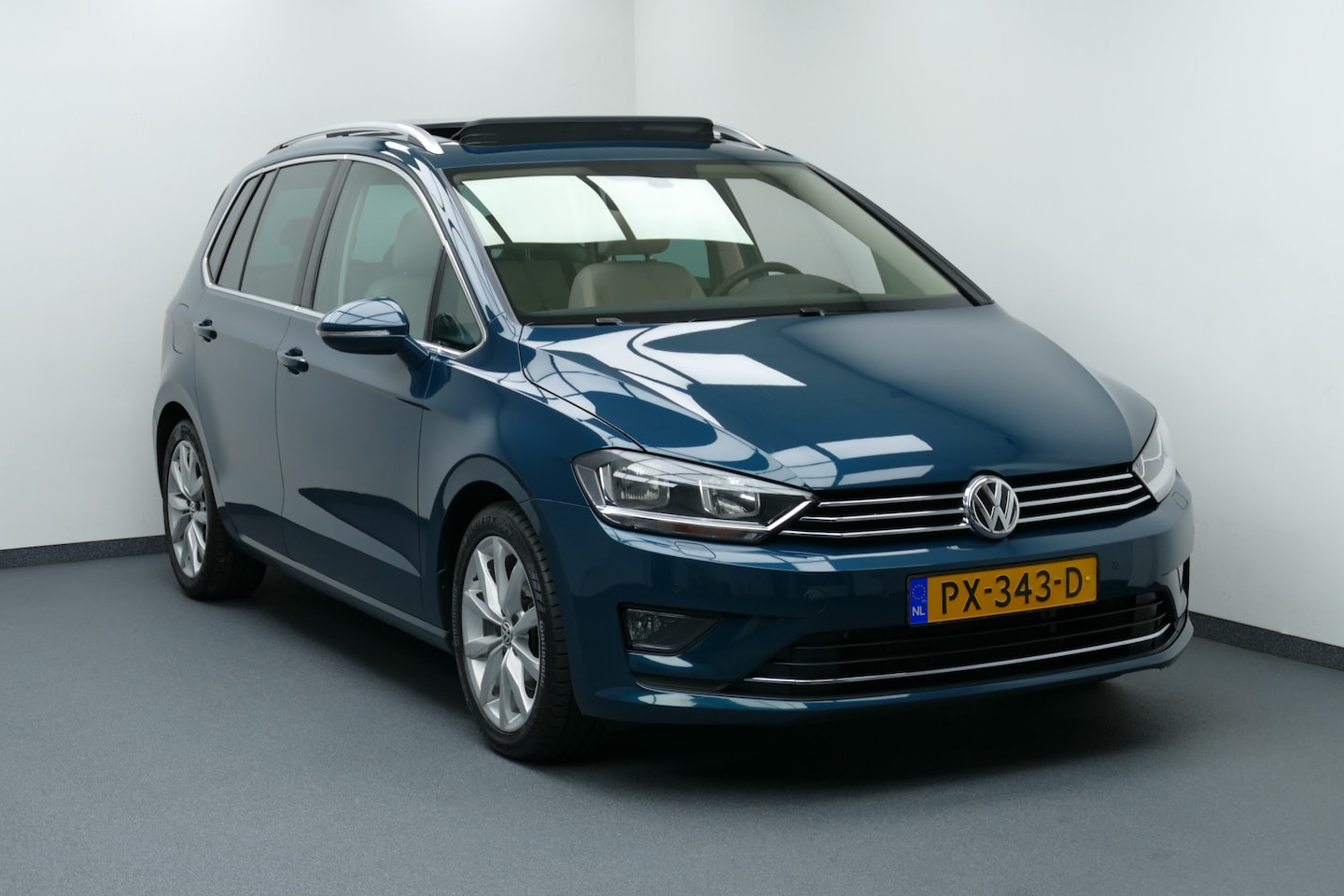 Volkswagen Golf Sportsvan - 1.4 TSI Highline Panodak, Camera, Navi, StoelVerw, 17"LMV, Clima - AutoWereld.nl