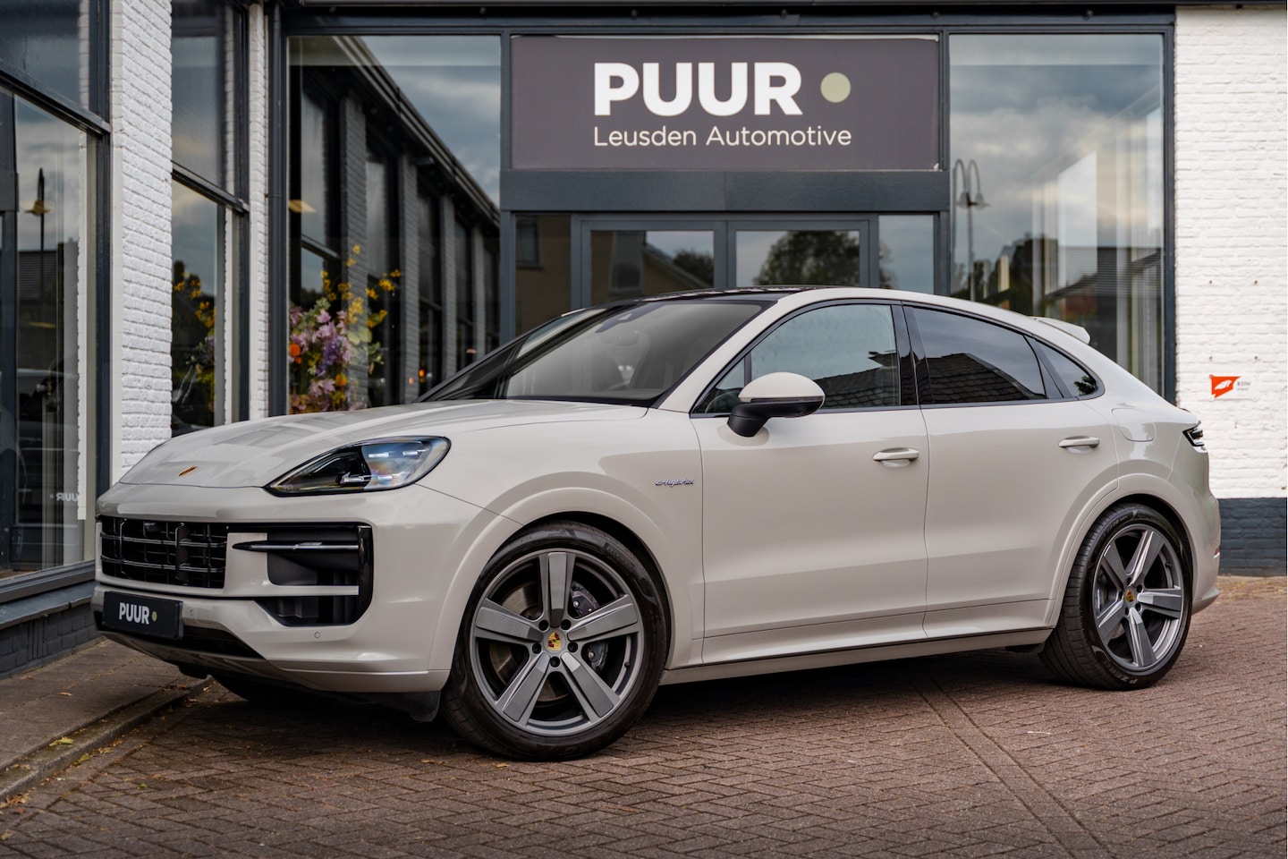 Porsche Cayenne Coupé - 3.0 E-Hybrid Sport Design Krijtgrijs [2e PINKSTERDAG OPEN] Pano - Trekhaak - 360 View - AutoWereld.nl