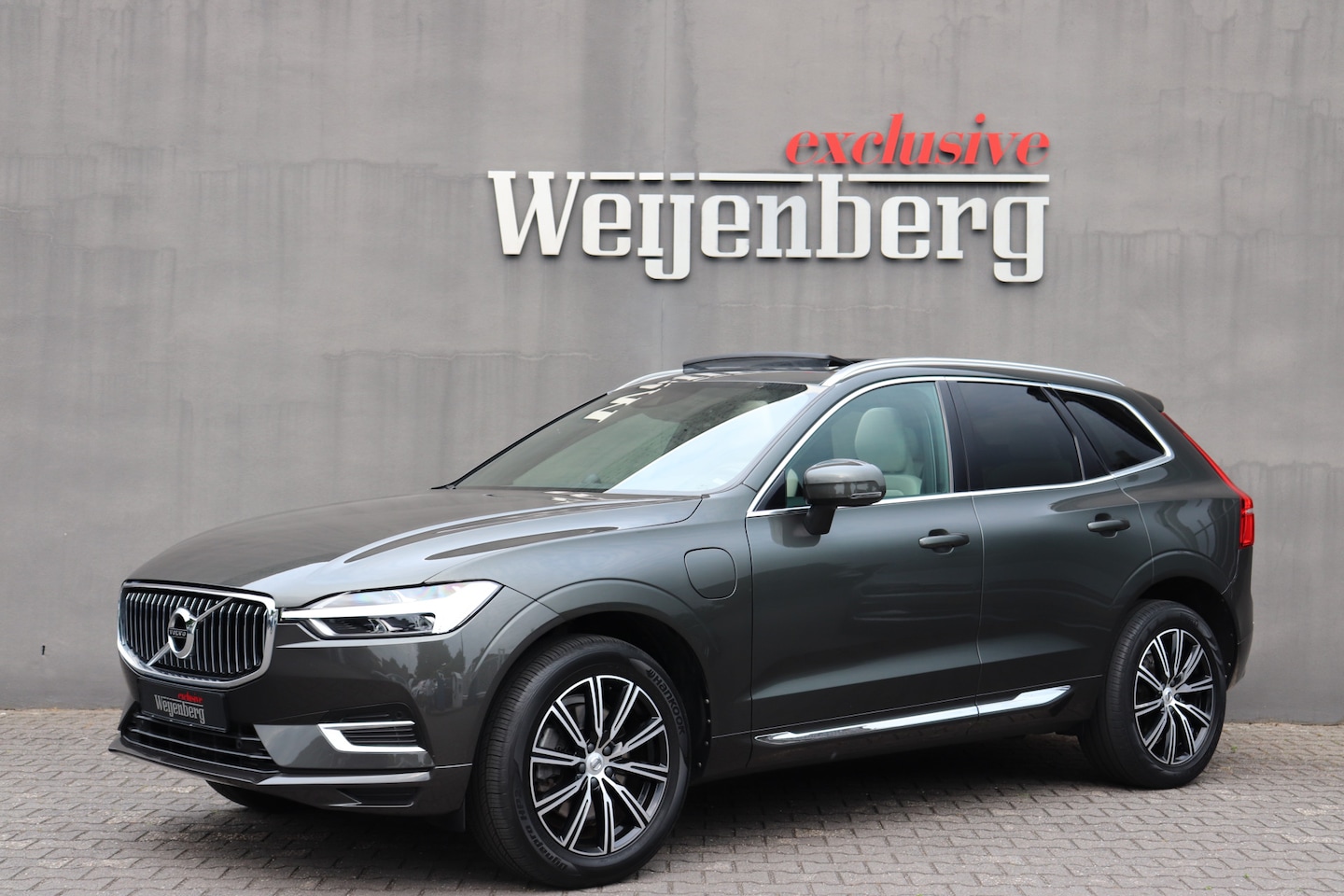 Volvo XC60 - 2.0 T8 AWD Inscription Pano Trekhaak - AutoWereld.nl