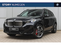 BMW iX1 - eDrive20 M Sport / Panoramadak / Achteruitrijcamera / Sportstoelen / M Adaptief onderstel