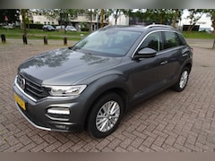 Volkswagen T-Roc - 1.5 TSI Style Business AUTOMAAT *150 pk * AIRCO * LMV * NAVI * PANORAMADAK * KAMERA *