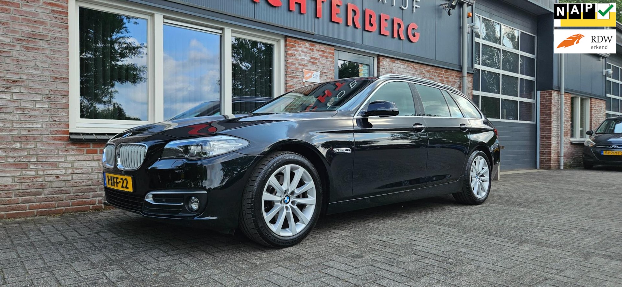 BMW 5-serie Touring - 520i High Executive Trekhaak! Leer! Automaat! NAP! Xenon! Mooie/Nette Auto! - AutoWereld.nl