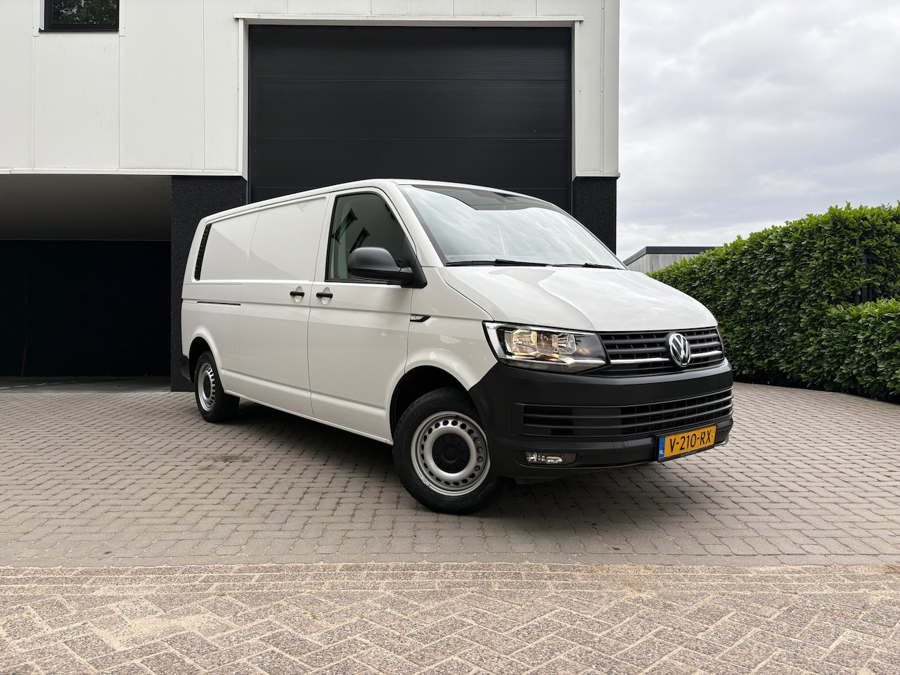 Volkswagen Transporter - 2.0 TDI L2H1 Highline - 2x Schuif - CarPlay - AutoWereld.nl