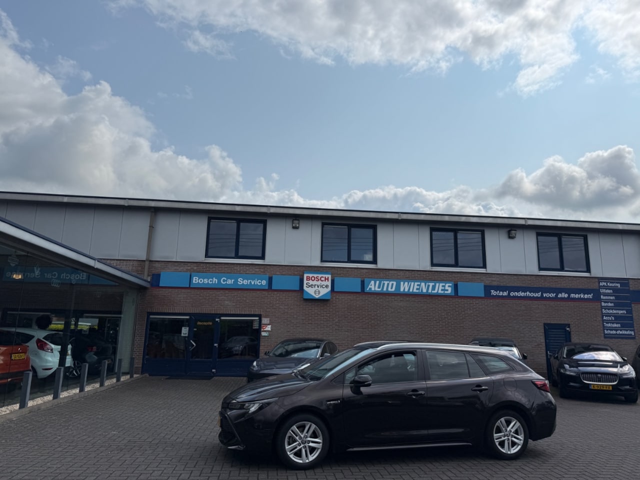 Toyota Corolla Touring Sports - 1.8 Hybrid | Active | Airco-Ecc | Navi - AutoWereld.nl