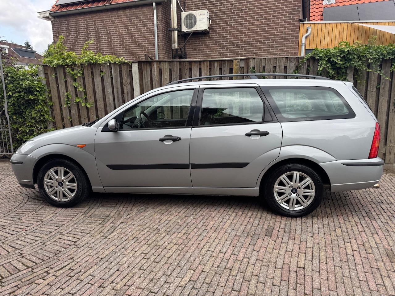 Ford Focus Wagon - 1.6-16V Futura zeer mooi - AutoWereld.nl