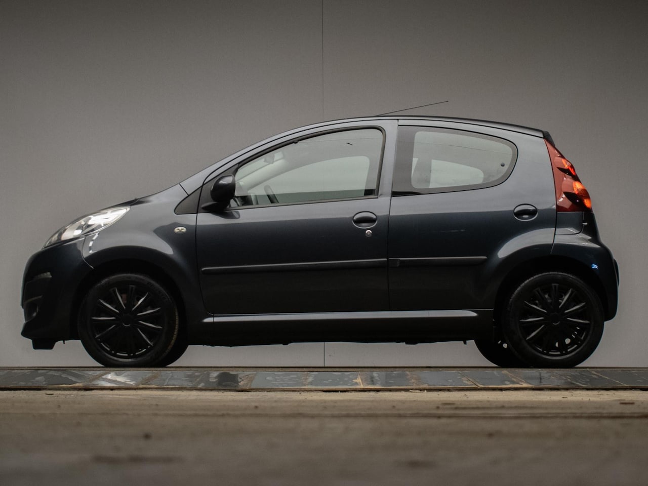 Peugeot 107 - 1.0 Active Sport (AIRCO,ELEKTRISCH PAKKET,TOERENTELLER,BLACK AND GREY EDITION,SPORTSTOELEN - AutoWereld.nl
