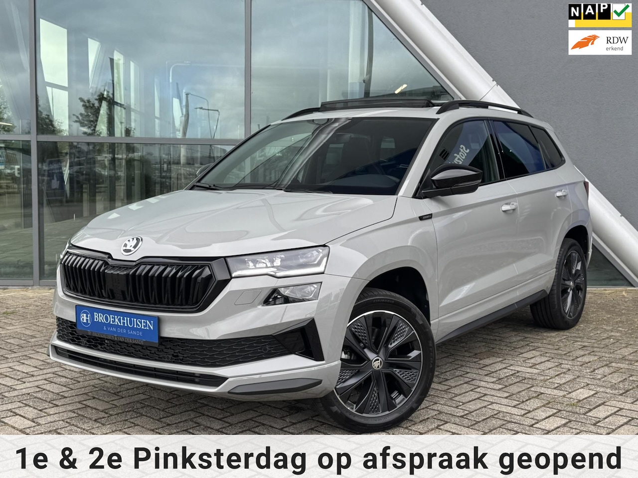 Skoda Karoq - 1.5 TSI ACT Sportline Black Style 150pk Automaat / Panoramadak / Trekhaak / Camera - AutoWereld.nl