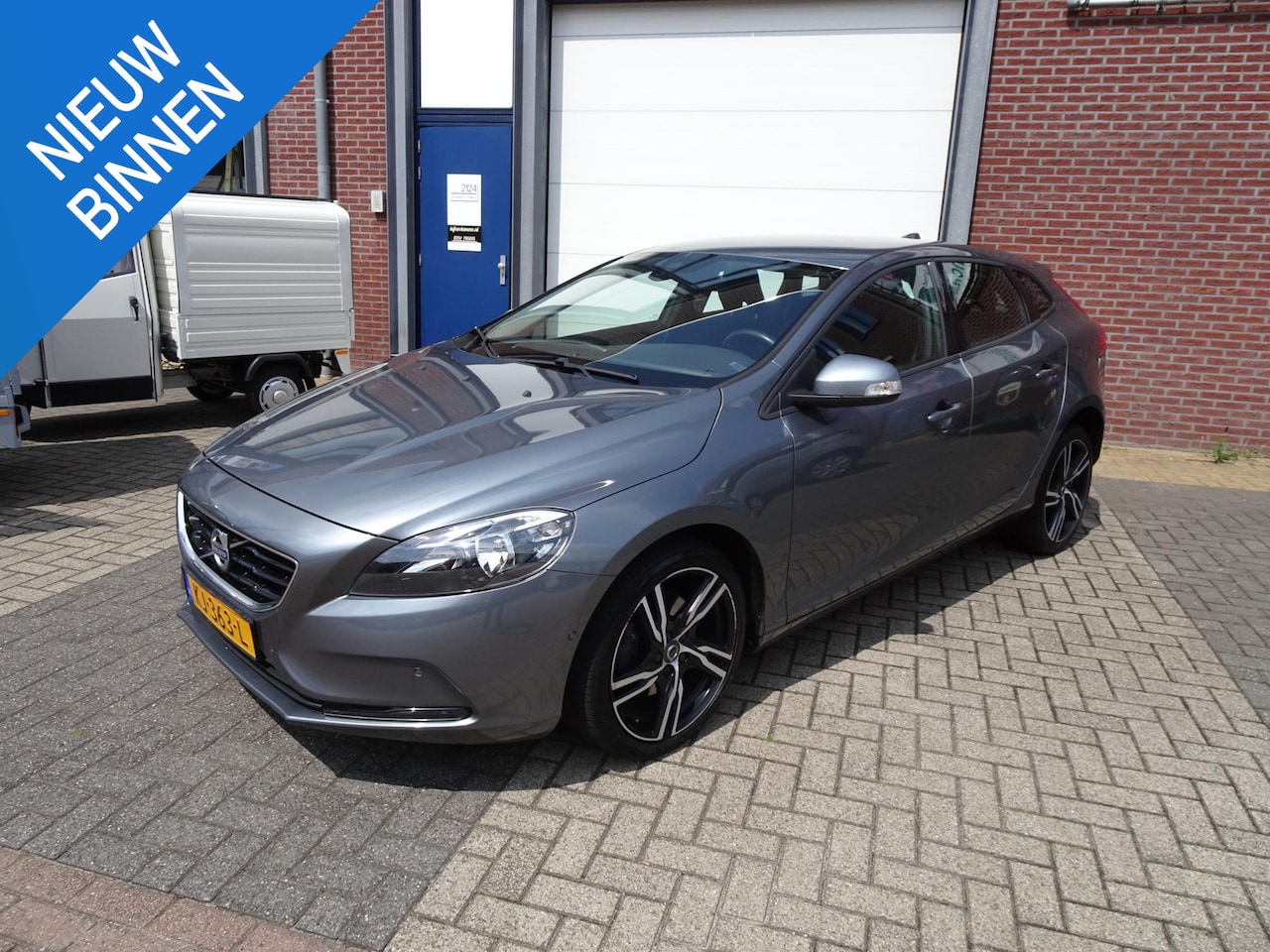 Volvo V40 - 2.0 T2 R-Design Trekhaak l Stoelverwarming l NAV - AutoWereld.nl