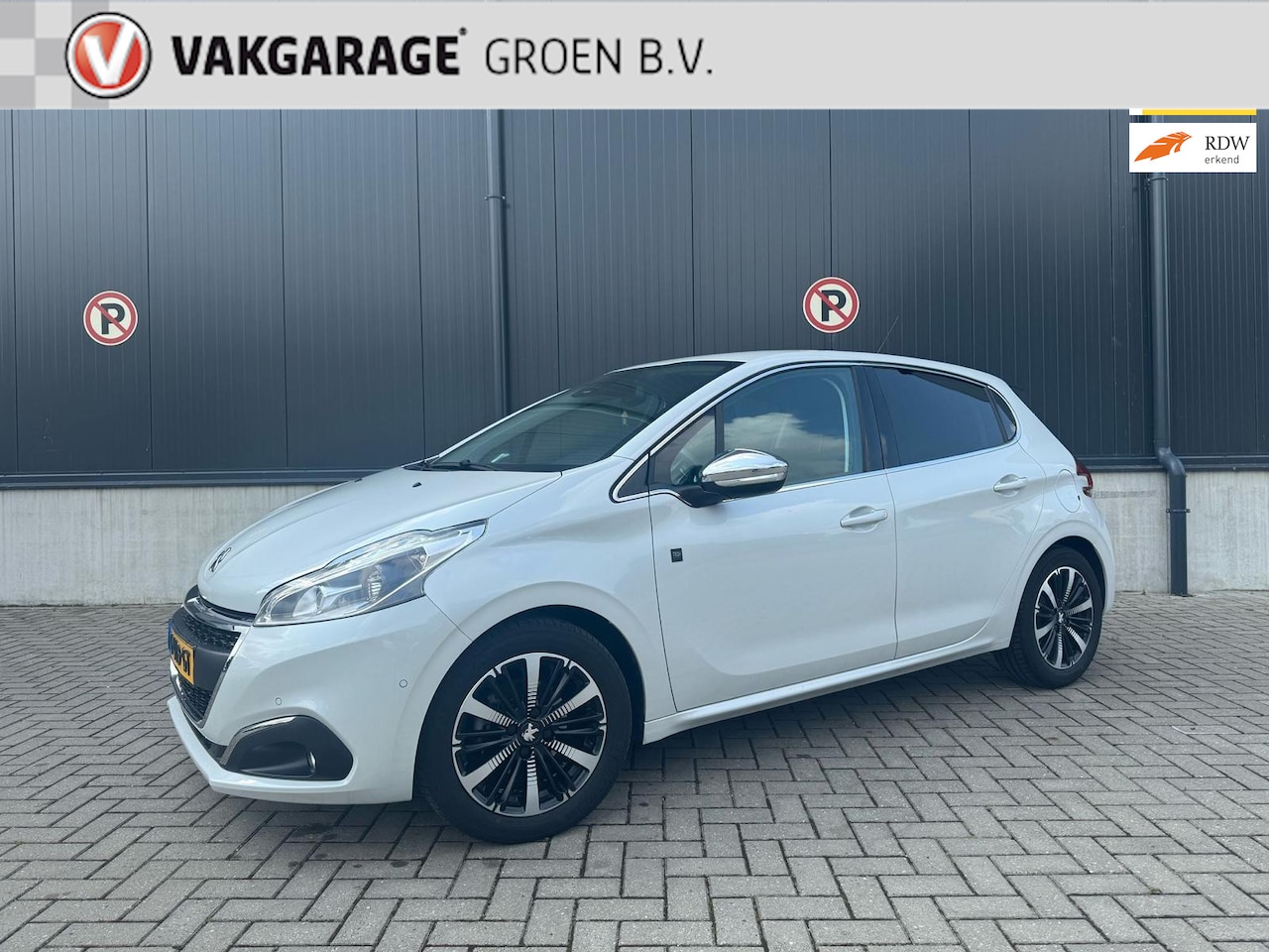 Peugeot 208 - 1.2 PureTech Tech Edition / cruise / camera / navi / climate / 16" l.m. velgen ! - AutoWereld.nl