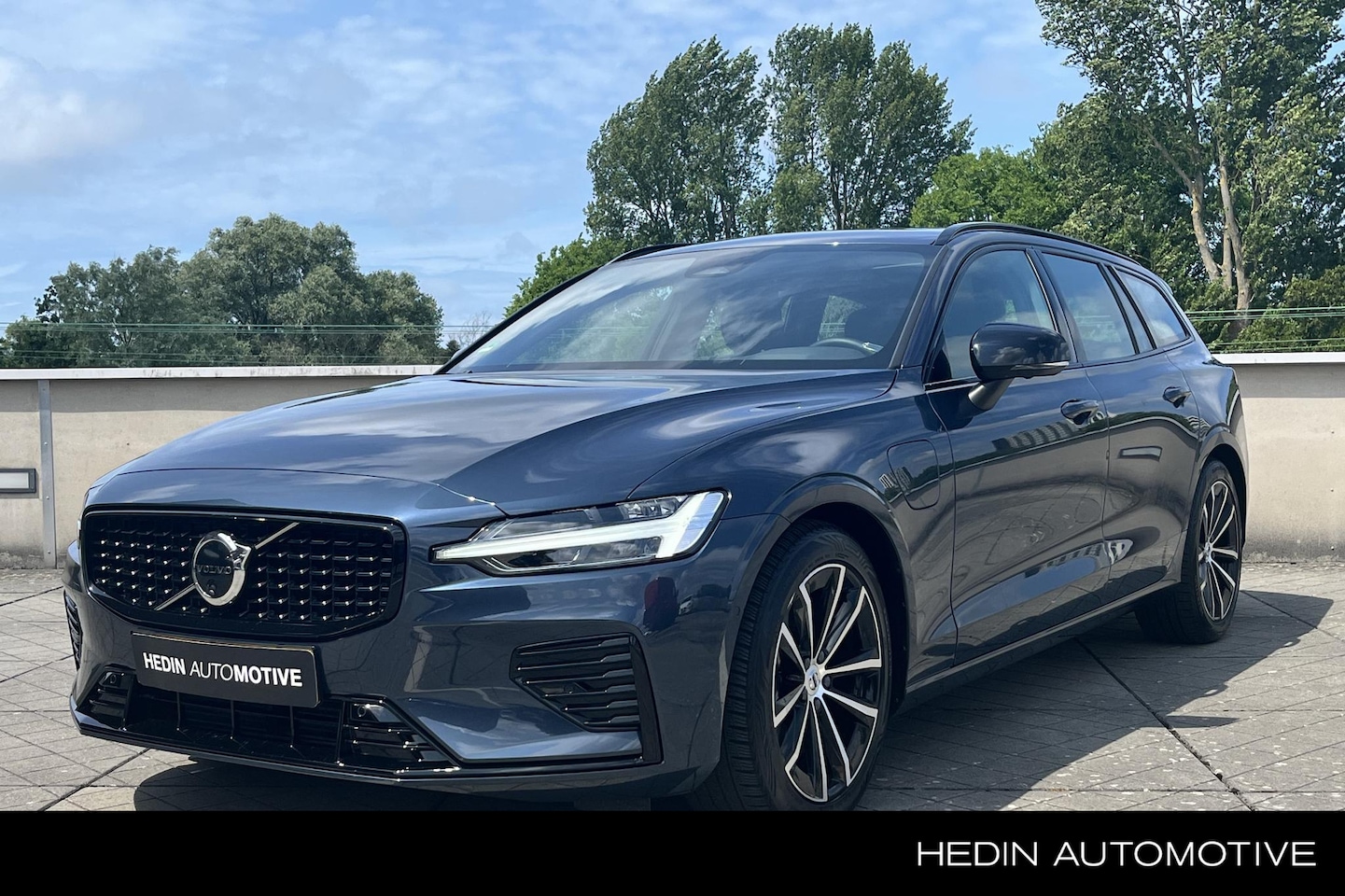 Volvo V60 - 2.0 T6 Plug-in hybrid AWD Plus Dark Panorama dak | Blis | Intellisafe surround | 360 Grade - AutoWereld.nl