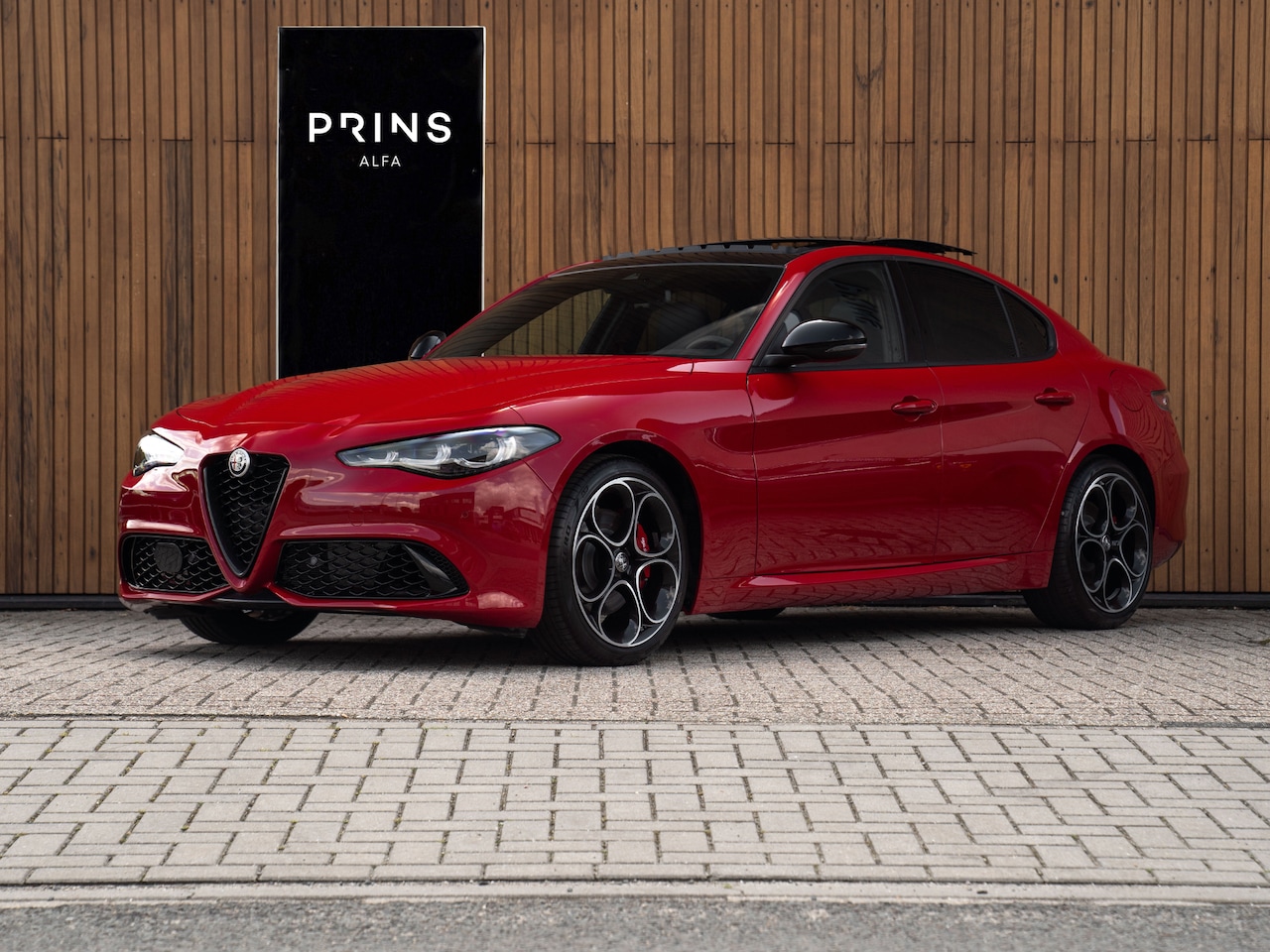 Alfa Romeo Giulia - 2.2 JTDM AWD Sprint | Pano-dak | LED-Matrix | Veloce stoelen | CarPlay - AutoWereld.nl