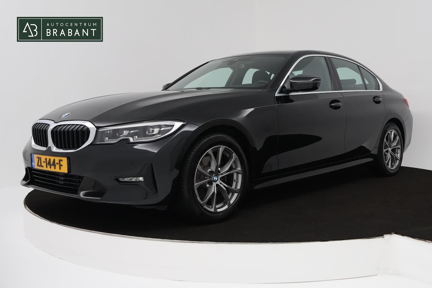 BMW 3-serie - 320i High Executive Edition Automaat (STOELVERWARMING, TREKHAAK AFNEEMBAAR, SFEERVERLICHTI - AutoWereld.nl