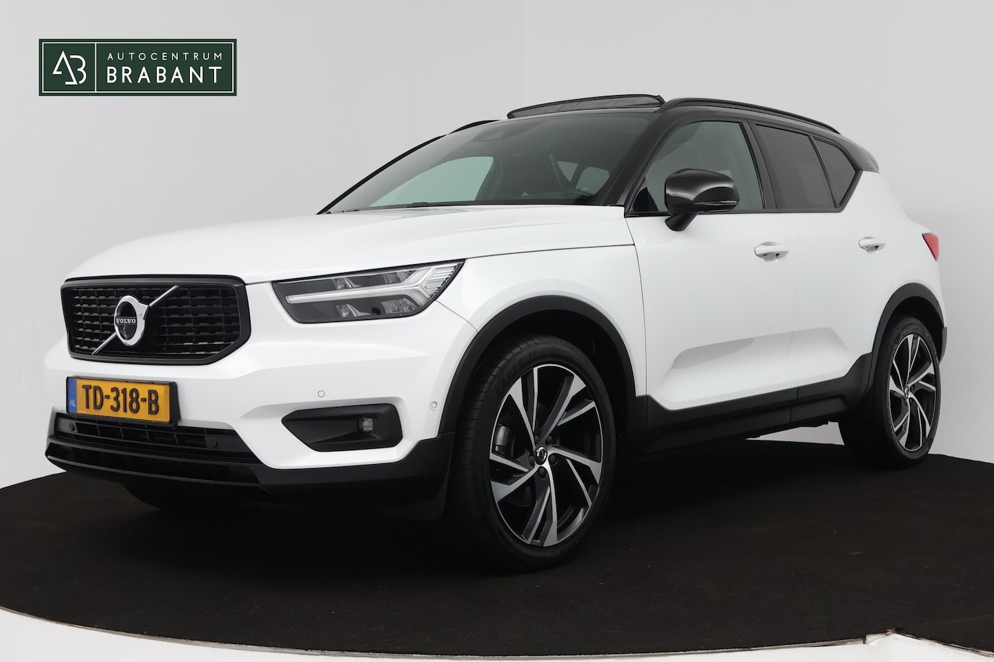 Volvo XC40 - 2.0 T4 R-Design (PANORAMADAK, CAMERA, STOELVERWARMING, MEMORY SEATS, HARMAN KARDON) - AutoWereld.nl