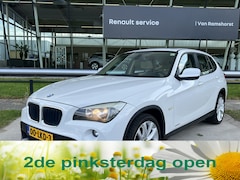 BMW X1 - sDrive18i Executive / Automaat / Trekhaak / Leder / Schuif-Kanteldak / Cruise / Climate /