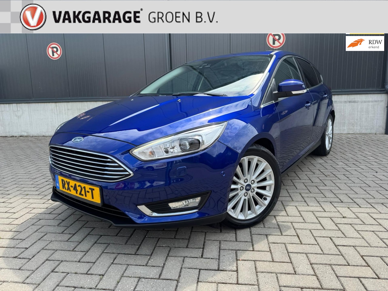 Ford Focus - 1.0 Titanium / climate / cruise / navi / 17"l.m. velgen / voorruitverwarming ! - AutoWereld.nl