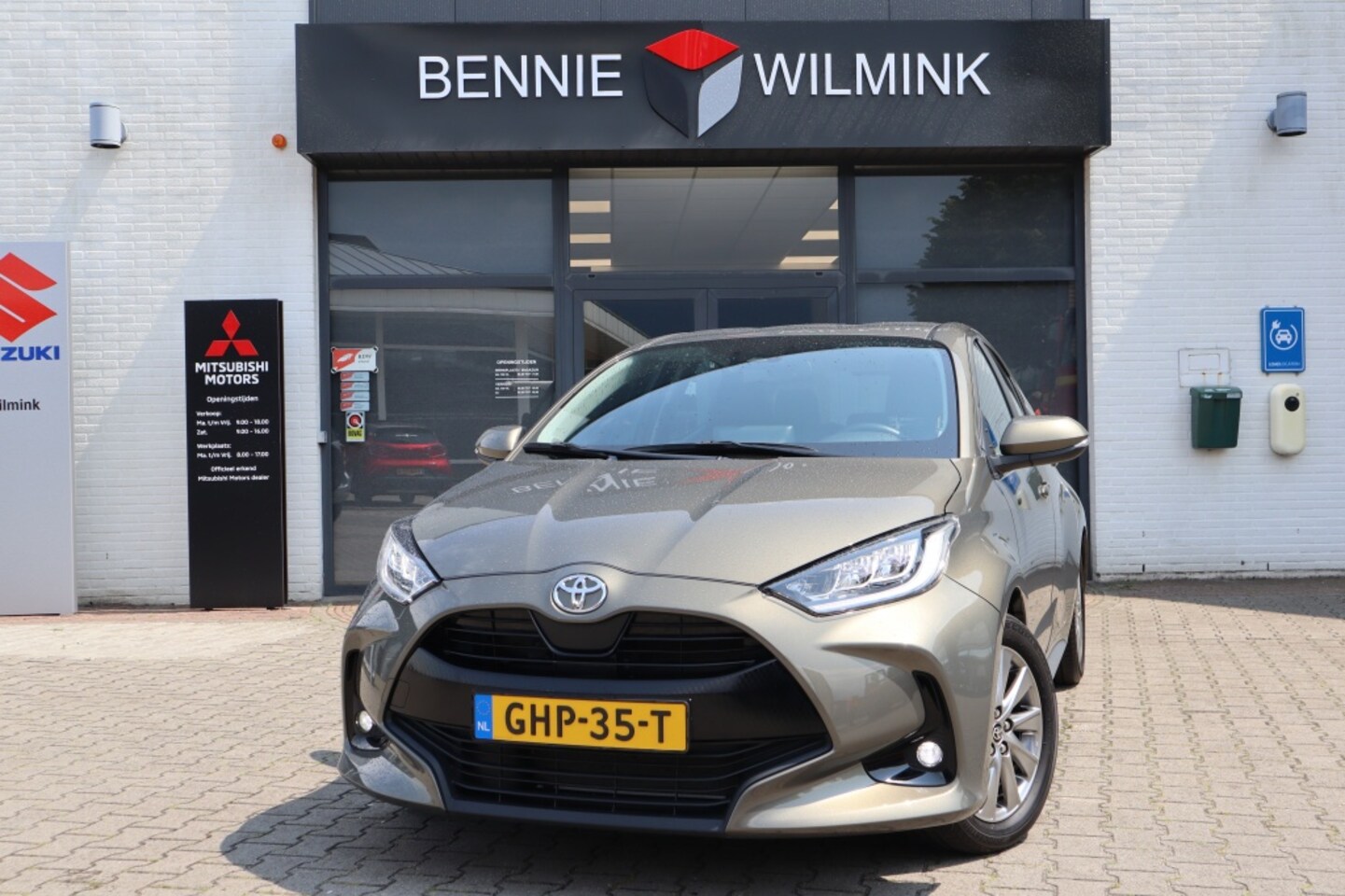 Toyota Yaris - 1.5 VVT-i Dynamic Trekhaak/Head-up/Stuur/Stoelverwarming - AutoWereld.nl