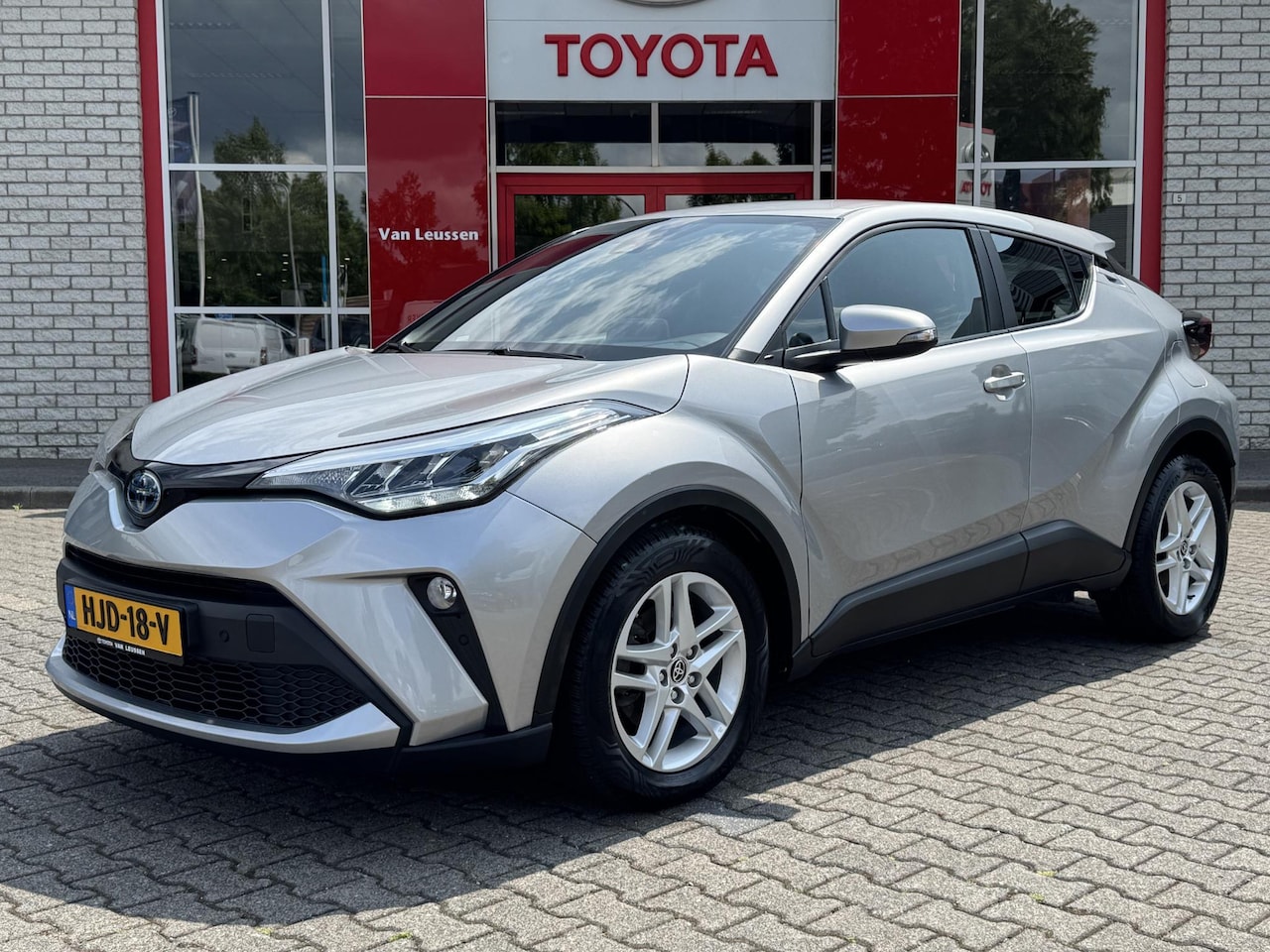 Toyota C-HR - 1.8 HYBRID LM-VELGEN NAVI PARKCAMERA PARKSENSOREN APPLE/ANDROID STOELVERW ALL-SEASON - AutoWereld.nl
